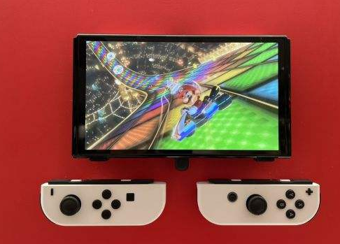 Switch OLED屏幕与旧款LCD屏幕实际显示效果对比示意图