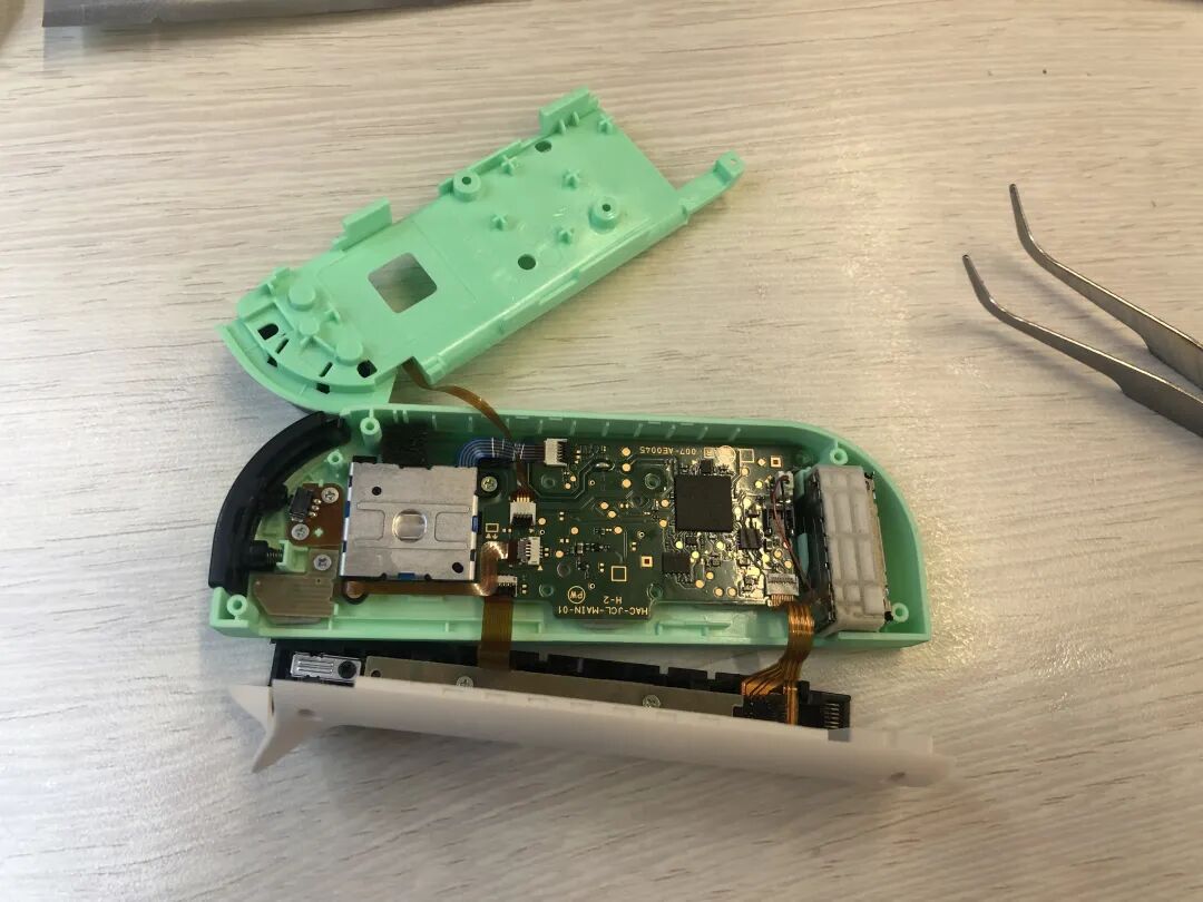 拆卸旧摇杆的操作实拍